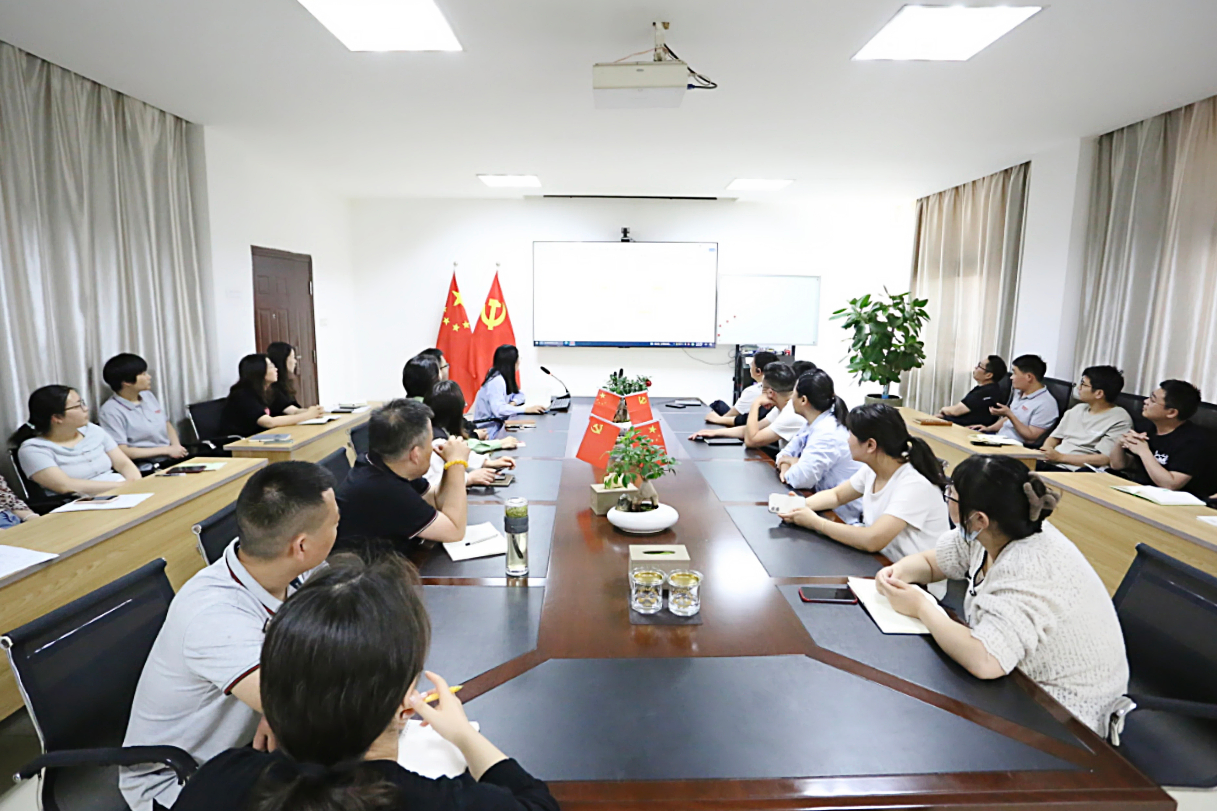 得潤(rùn)電氣辦公室會(huì)議