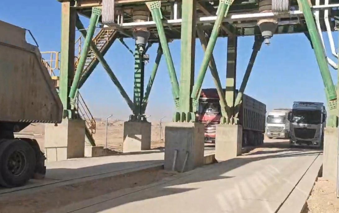 一輛輛排隊(duì)等候的運(yùn)輸車成為最直觀的成績單