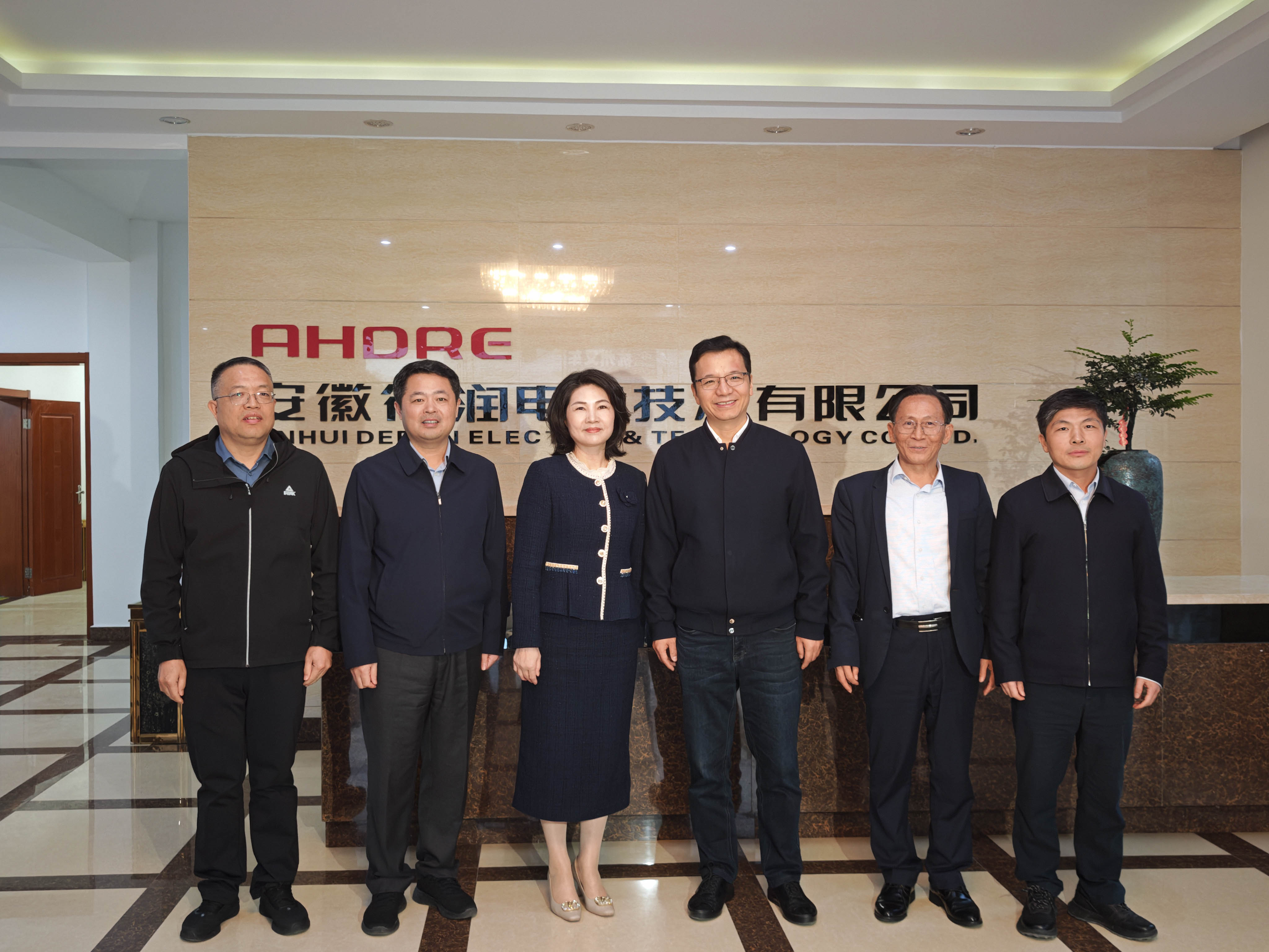 長豐縣縣委書記李孝鴻蒞臨得潤電氣走訪調(diào)研  合影