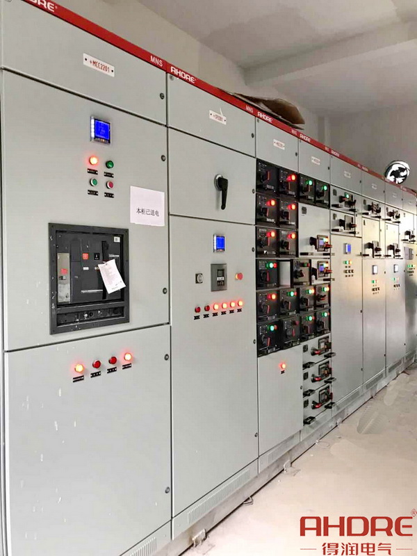 低壓配電柜現(xiàn)場(chǎng)圖.jpg 低壓配電柜現(xiàn)場(chǎng)圖.jpg