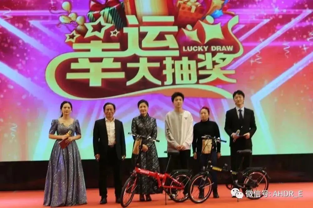 董事長王青、總經(jīng)理劉琴芳頒發(fā)一等獎(jiǎng)