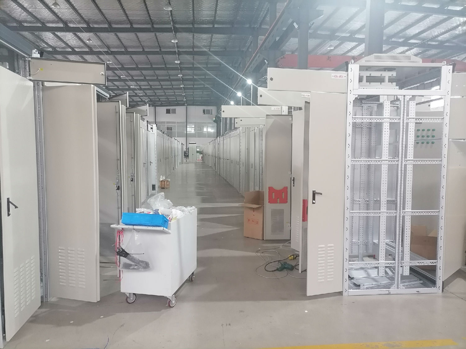 出口印尼低壓開關(guān)柜得潤(rùn)電氣在生產(chǎn)